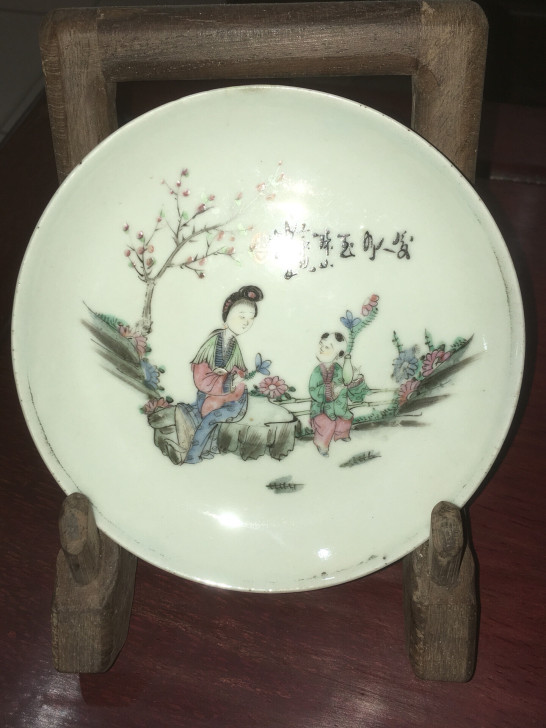 民国珠山名家作品，无论画工瓷质都超一流，除了背部边缘有一点芝