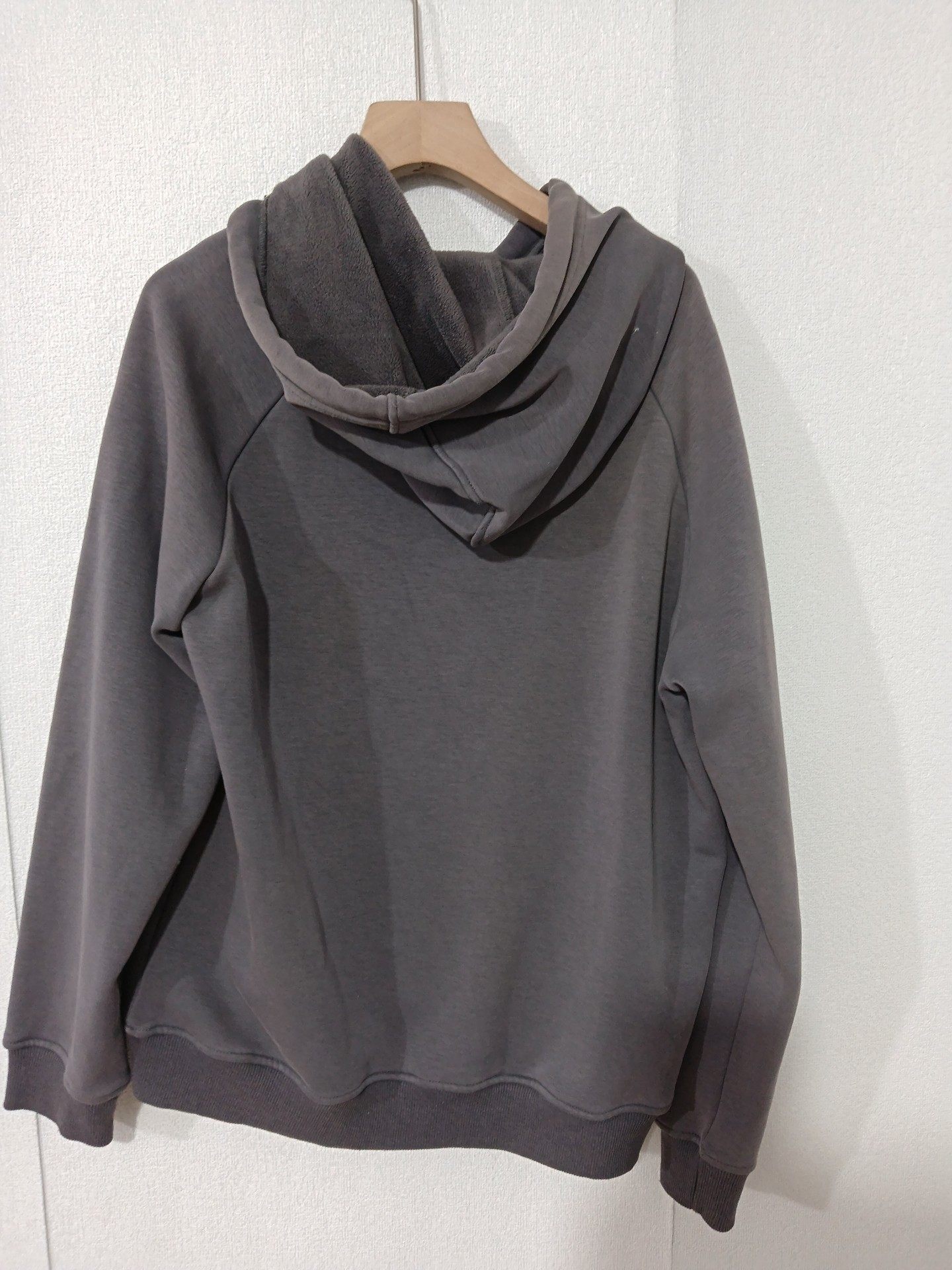 阿迪达斯灰色连帽卫衣包邮，