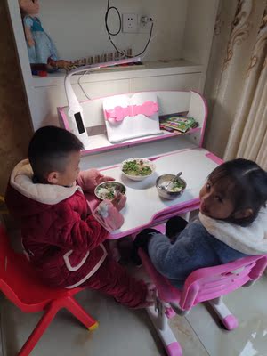 刚上小学用帕默升降实木儿童学习桌椅怎么样?需要散味道吗?