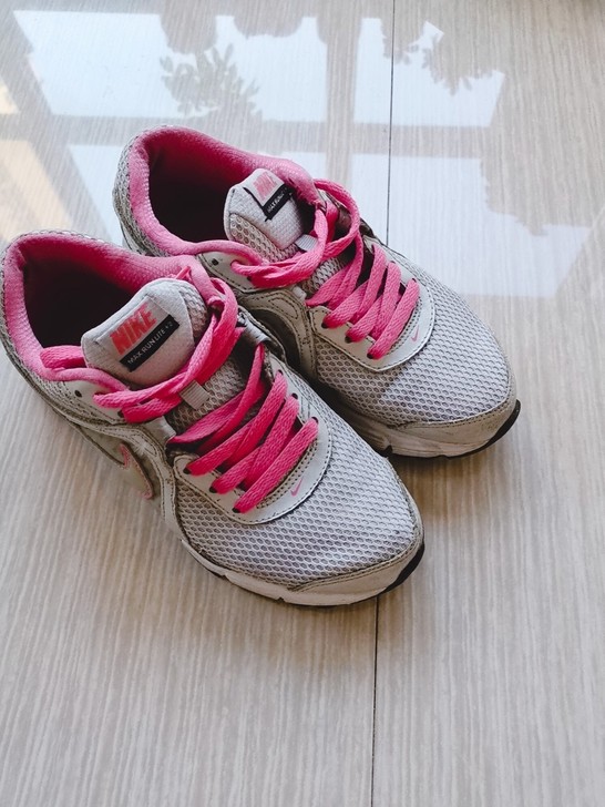 耐克粉色缓冲运动鞋