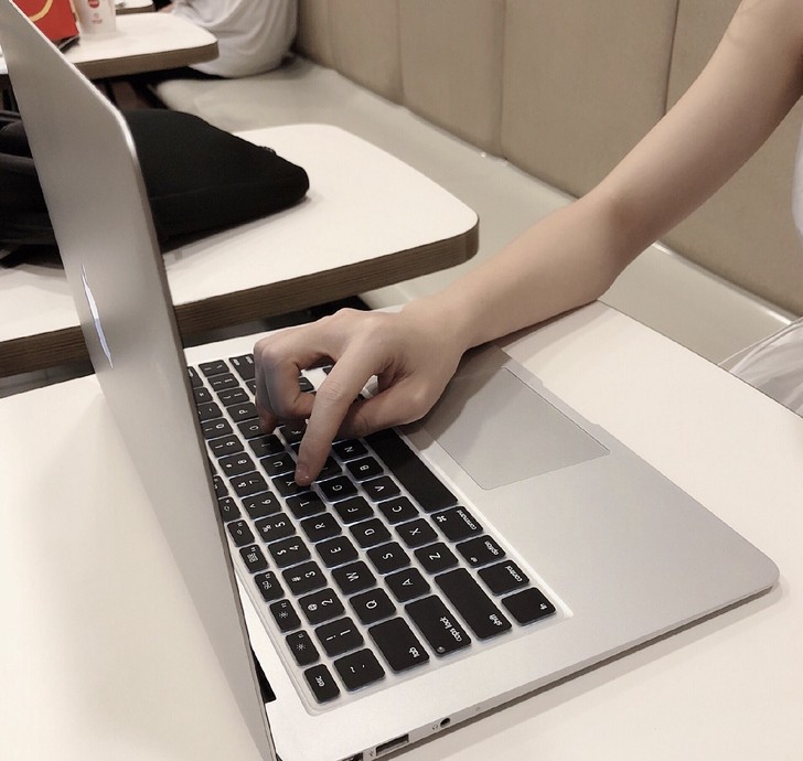 女生自用macbookair超薄款苹果笔记本