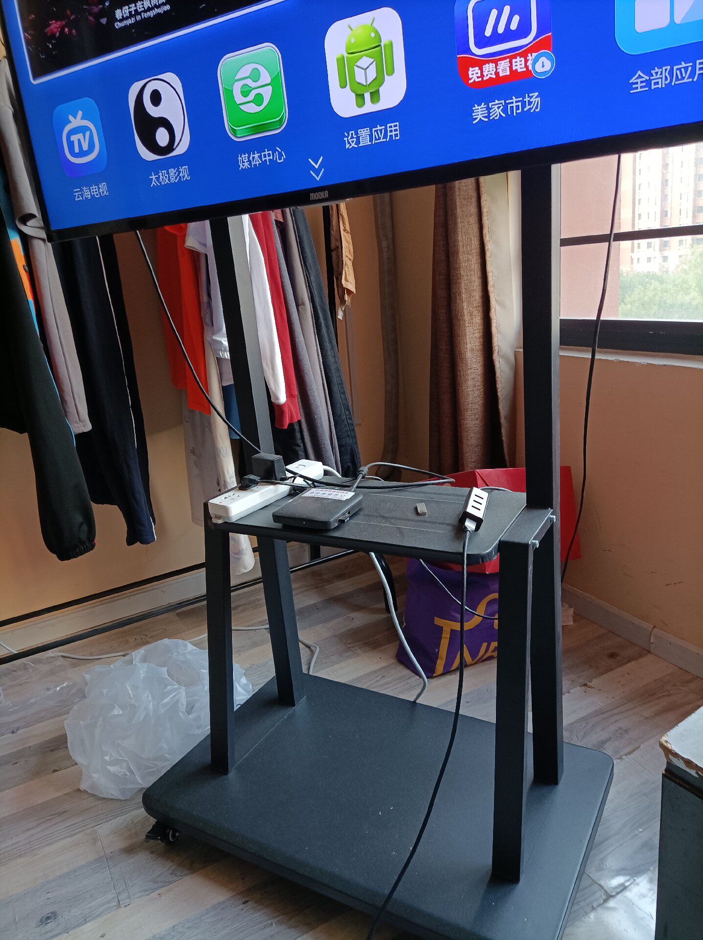 高清机顶盒已刷机，美家市场有一些软件免费，看电视，免费电影。