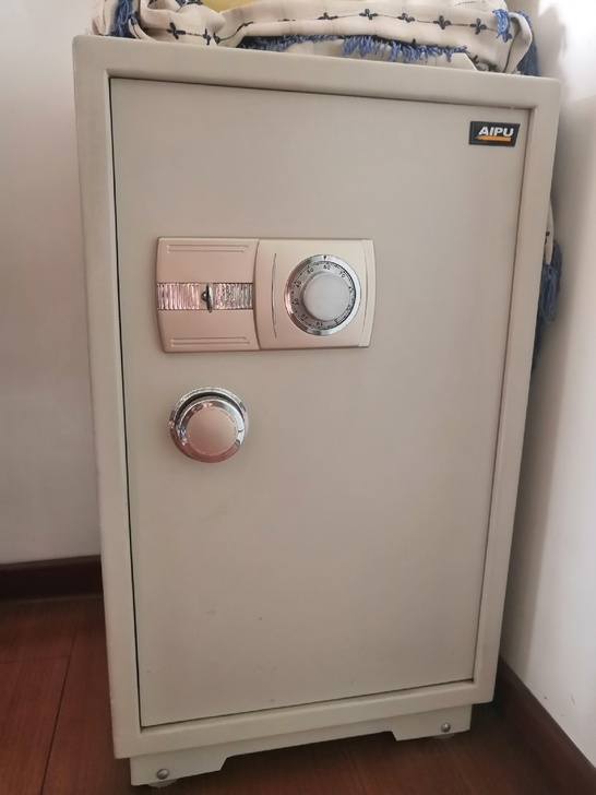 艾普机械保险柜，买来当干燥箱用的，外尺寸长47厘米宽42厘