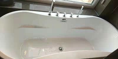 发帖和大家咨询下，果敢蛋形亚克力独立式简约浴缸好用吗?