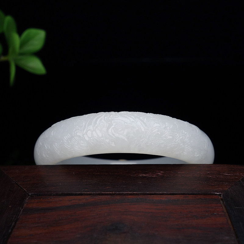 【前程似锦】王朝安工作室和田玉白玉孔雀55内径雕工手镯59.36g
