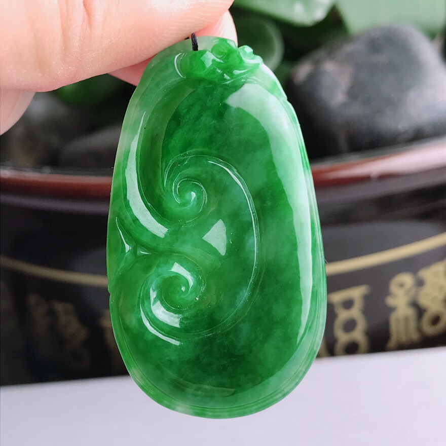 【苹果手机实拍】天然a货翡翠 冰糯种飘辣绿玉如意吊坠13.85g