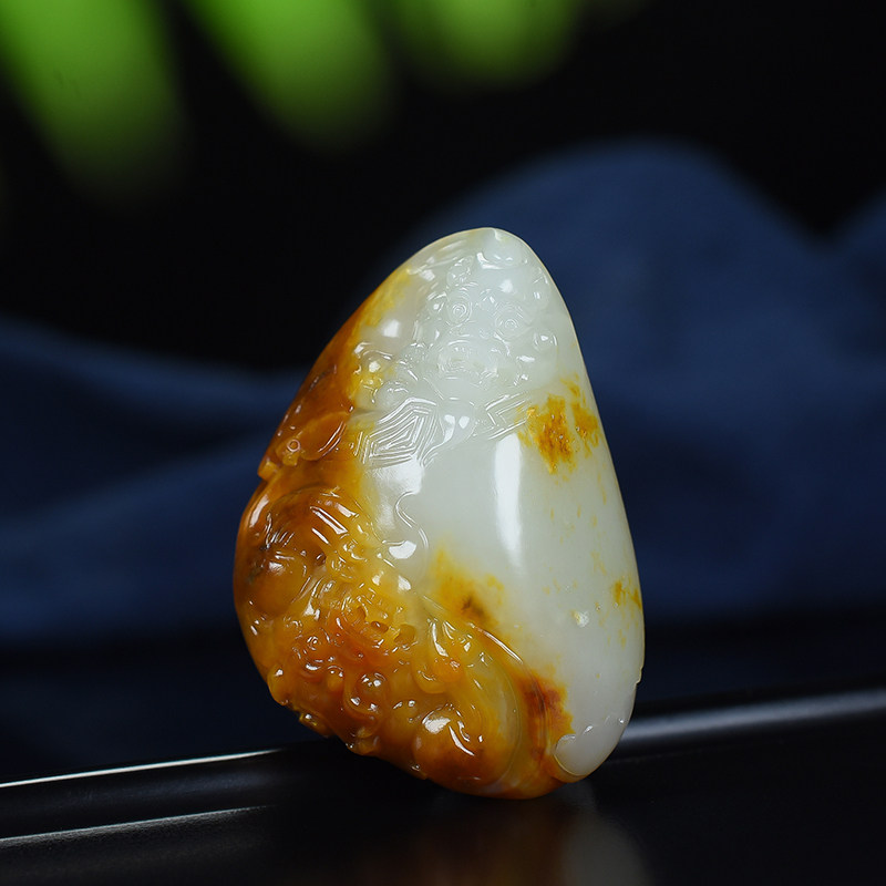 玉雕大师吴春强作品和田玉白玉黄沁子母兽挂件60.7g