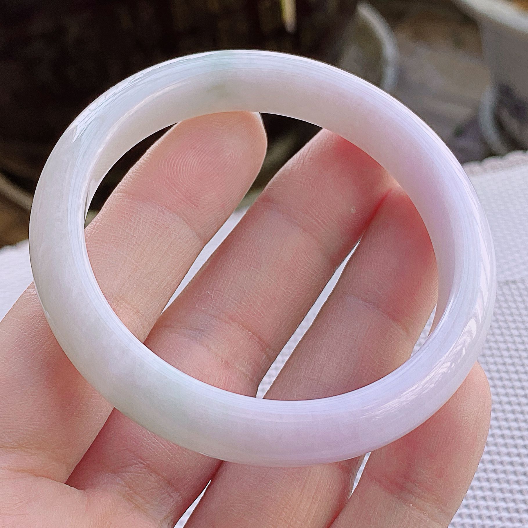 拍卖自然光实拍a货翡翠春带彩圆口玉手镯40.79克 (圈口54.4mm)