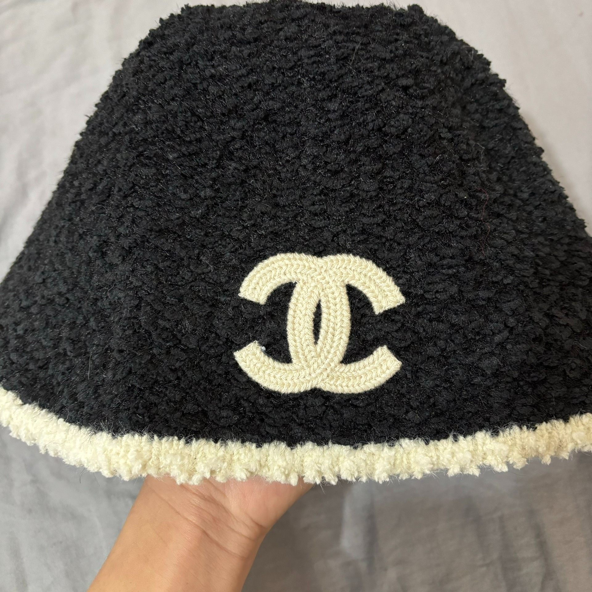 渔夫帽经典双C标志设计，适合各种风格搭配