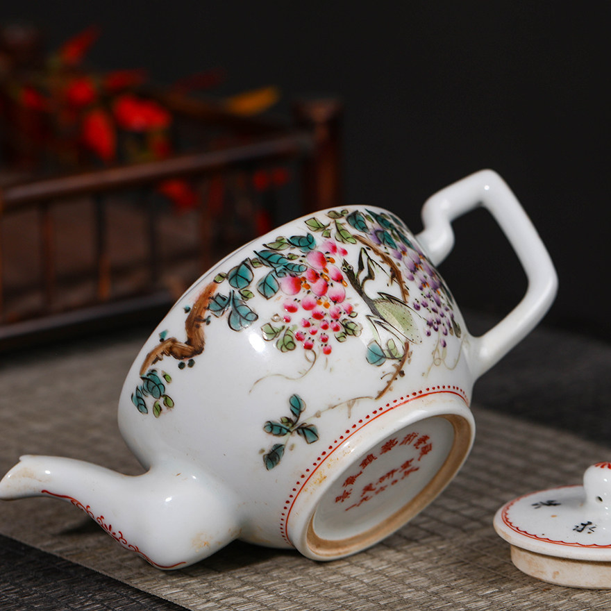 厂货 孤品珍藏 1960年景德镇艺术瓷厂 手绘粉彩紫林香雪图茶壶