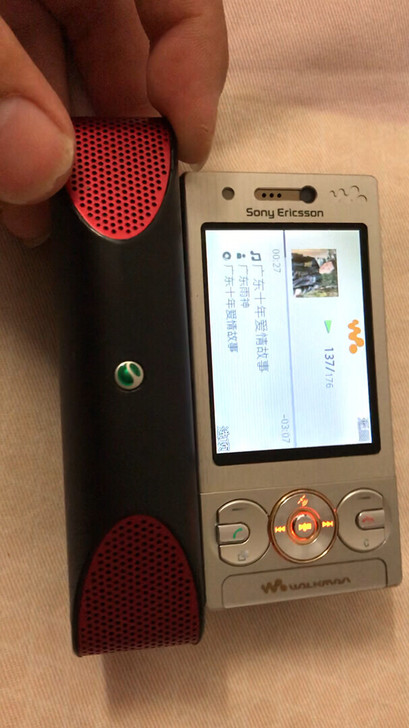 索尼爱立信W715低价出售带2G内存卡。附赠原装立体声音箱效