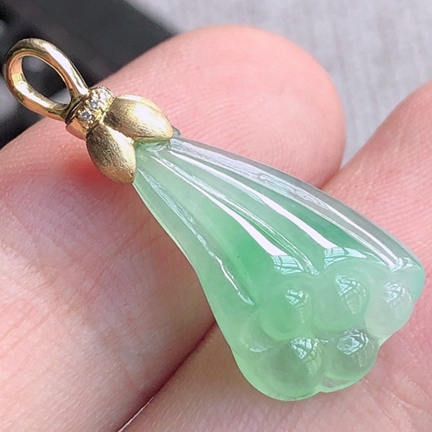 拍卖18k金镶天然a货翡翠冰种佳偶天成莲蓬吊坠 3.00g