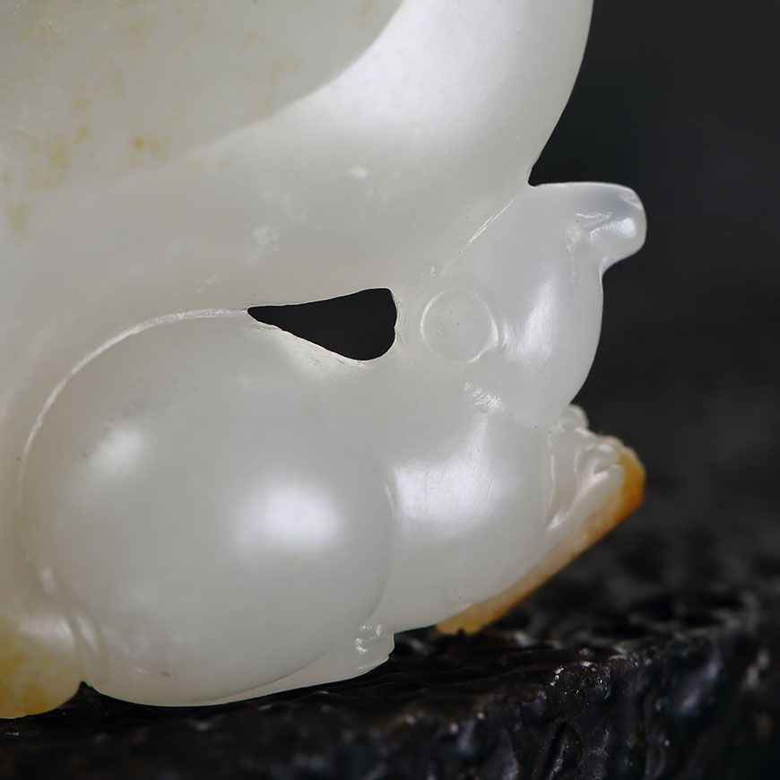 省级玉雕大师仝杰作品新疆和田玉籽料立体圆雕松鼠9克动物吊坠g3