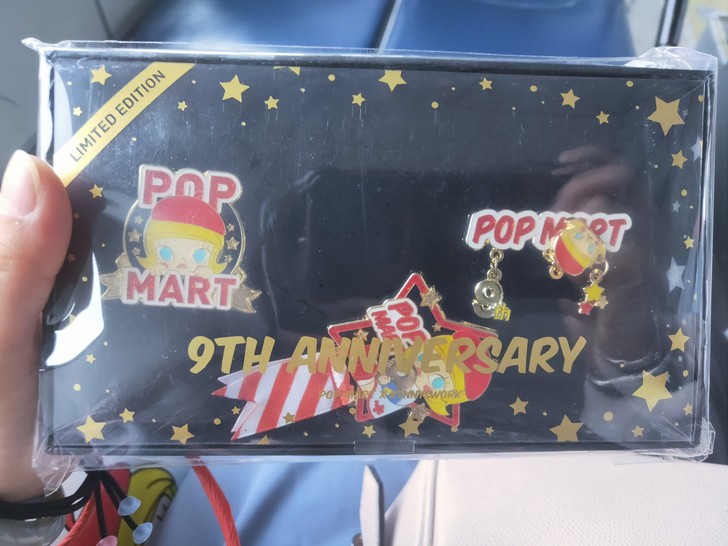 popmart泡泡玛特九周年纪念徽章 铜章还 冰箱贴！