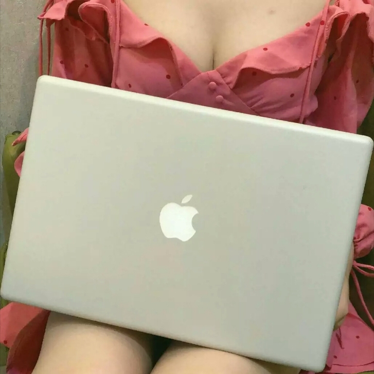 苹果笔记本电脑苹果笔记本电脑MacBook,紧急出售，女生