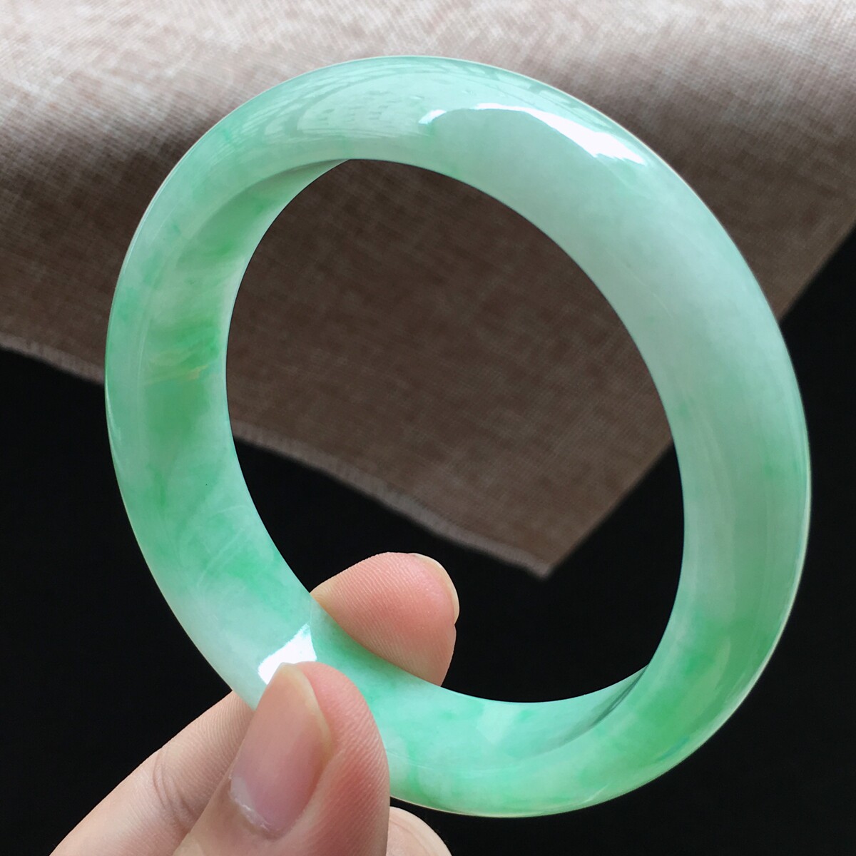 【手机实拍】天然翡翠a货冰糯种飘阳绿手镯 72.00克 内径58.7mm