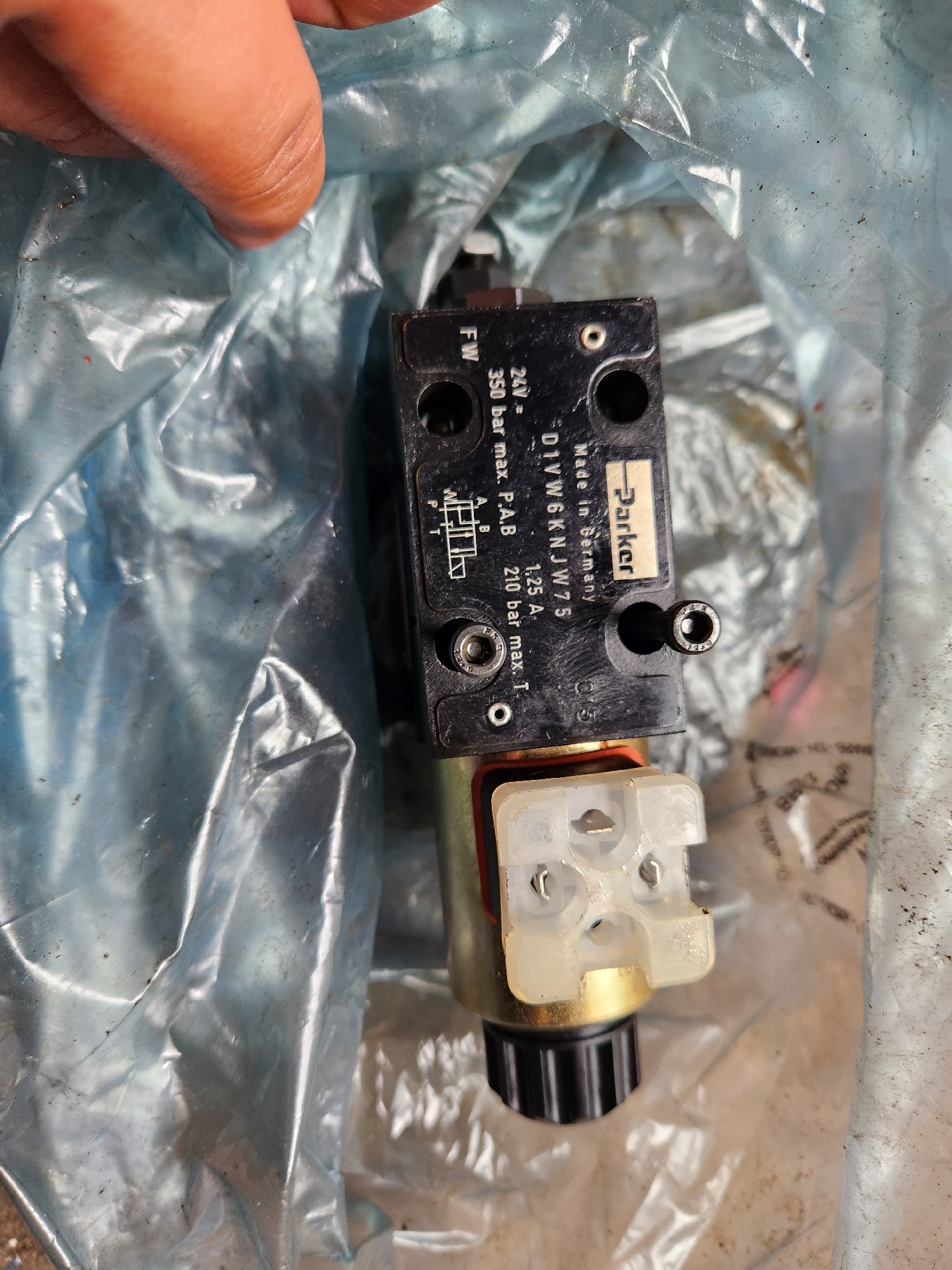 Parker D1VW6KNJW75-24V