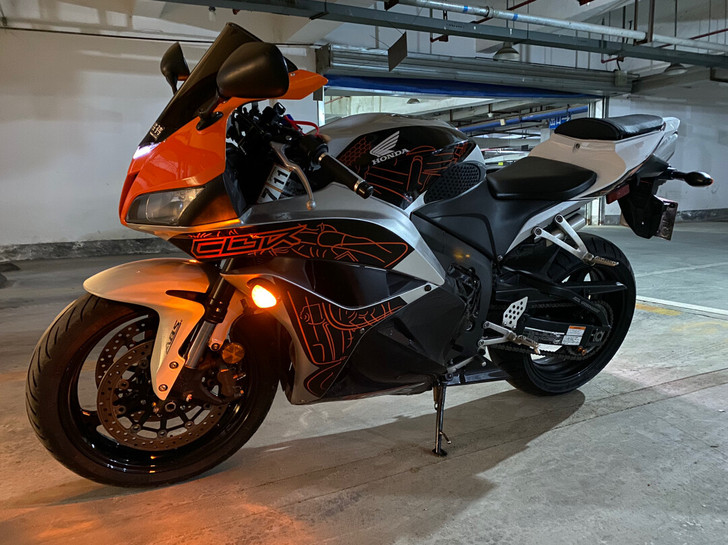 2009年美版本田CBR600RRABS版，车子原灯局部