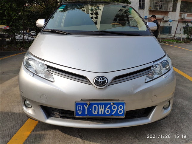 一拍车牌号码为粤yqw698普瑞维亚牌小型普通客车一辆