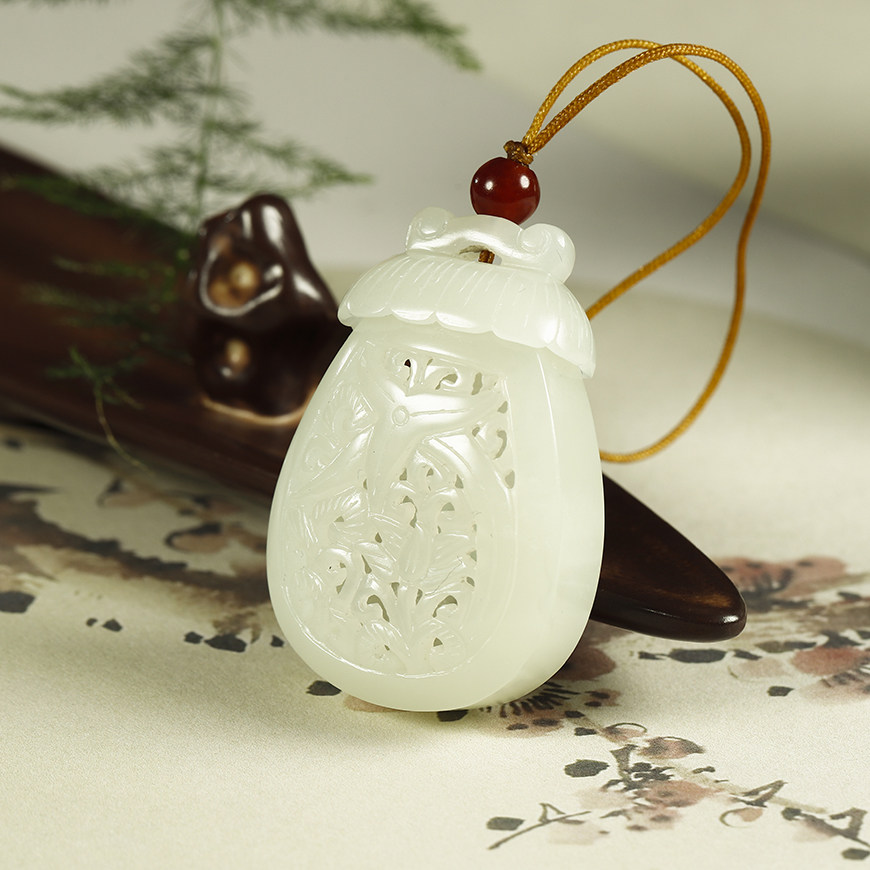 青年玉雕大师莫小龙作品新疆和田白玉镂空香囊福挂件18克类似通款