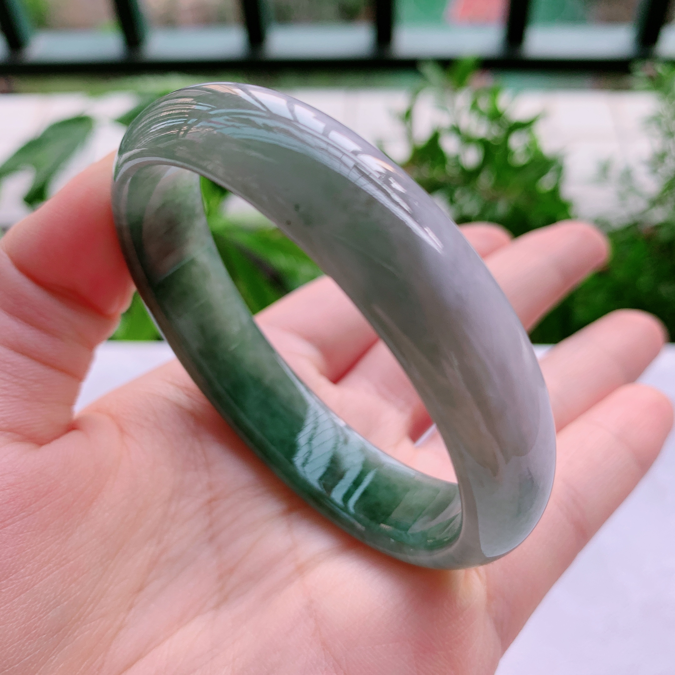 天然a货翡翠飘花贵妃手镯 41.97克 (长内径55.1mm)