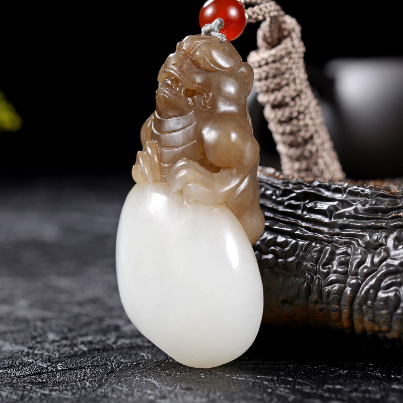 玉雕大师郭磊工作室作品 和田玉糖羊脂玉三足金蟾挂件吊坠52.42