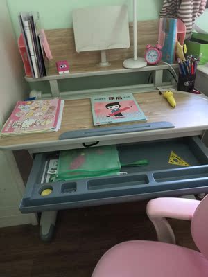 香奈雅轩儿童学习桌有没有味道啊？给上小学孩子用合适吗