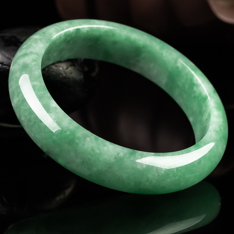 翡翠玉手镯女56圈口 好种水润浅绿满色正圈手镯 67.74g