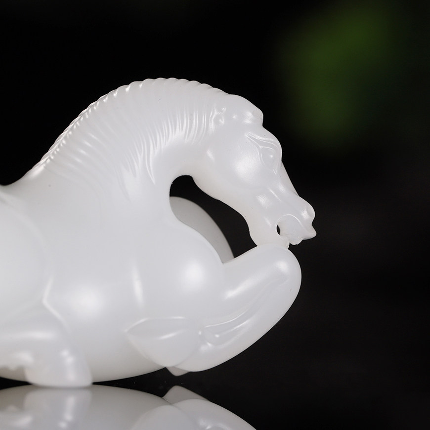 苏州玉雕馆  苏州名家陈良相王杯金奖作品新疆和田玉籽料马到成功共