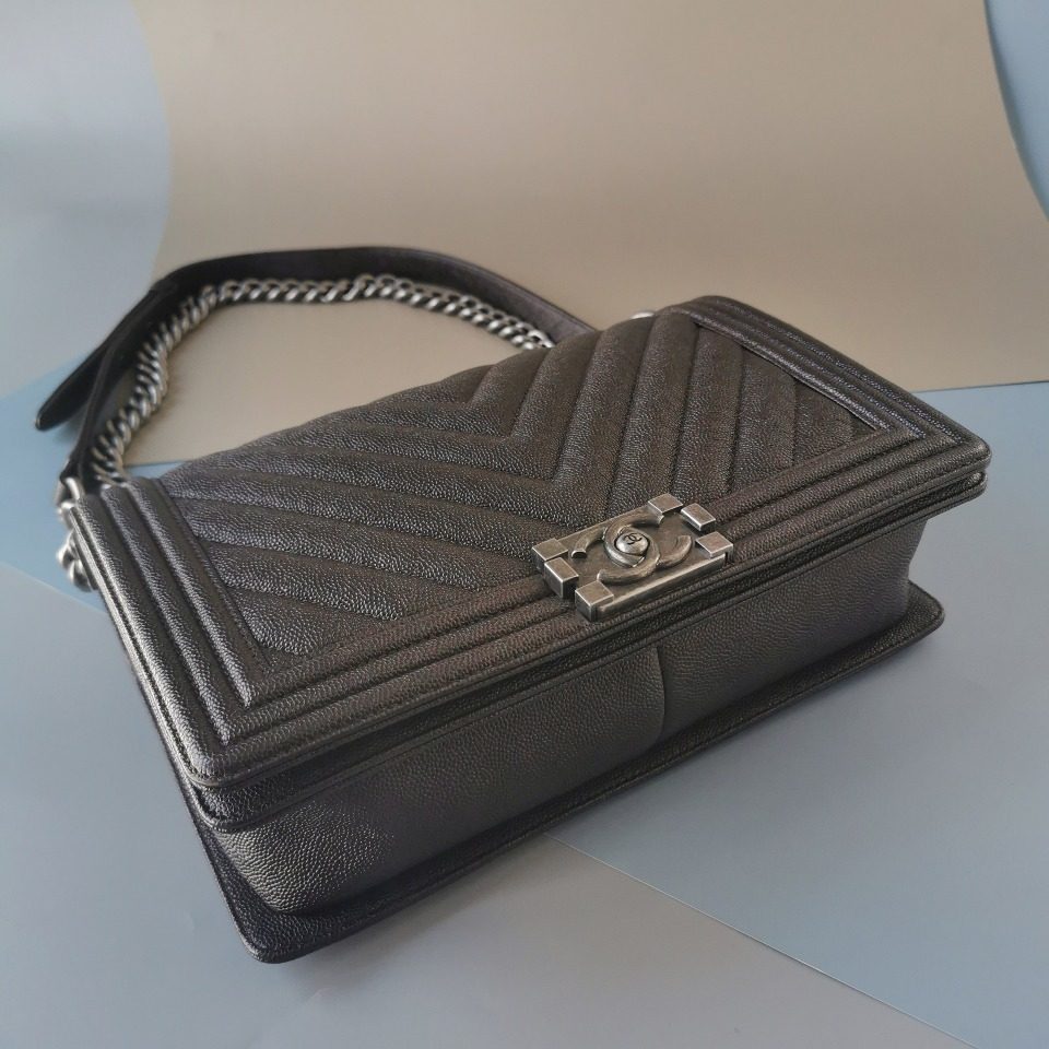 [9.9新]未使用展示品香奈儿boy chanel棕色颗粒压花小牛皮口盖包
