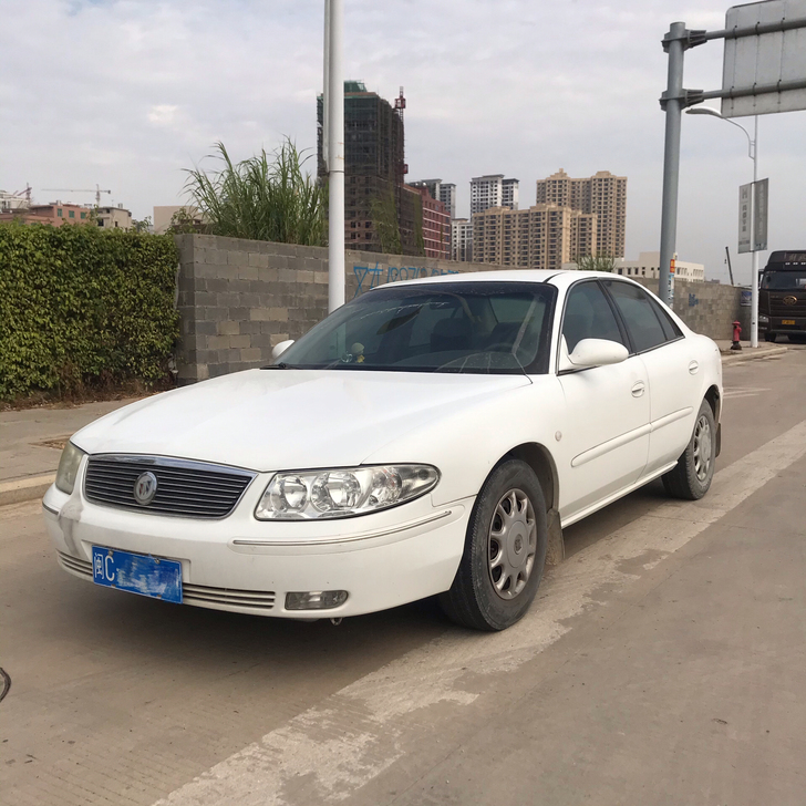 2004年上牌别克君威2.5V6，少见的白色美式大船，乘坐