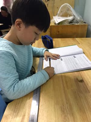 保护视力用护童和2平米书学习桌哪个好？区别在哪里？