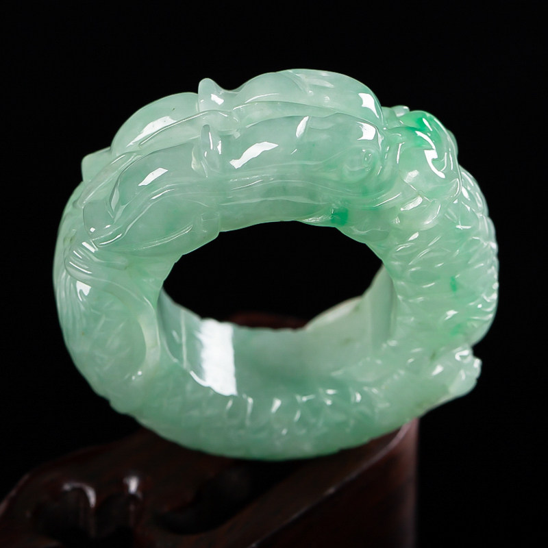 拍卖缅甸天然a货翡翠水润雕龙戒指 31.99g