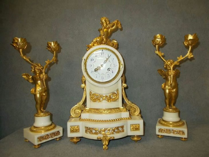 精美路易十六风格座钟三件套，卡尔拉镶嵌着青铜花饰的大理石长满
