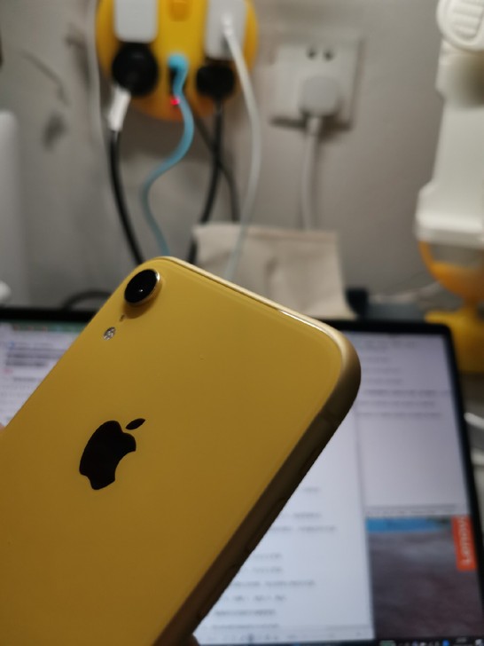 iPhoneXRxr64G卡贴有锁机，全身很新，便宜