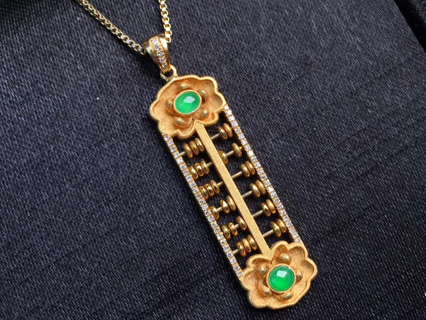 【时尚设计】18k金豪华镶嵌天然翡翠a货高端冰种阳绿如意算盘吊坠