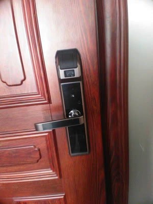 解说闺蜜推荐的三星智能锁好用吗，指纹识别灵敏吗？求助！