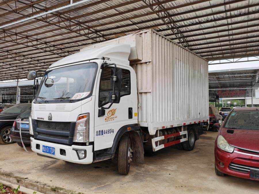 豪沃牌轻型厢式货车网络拍卖公告