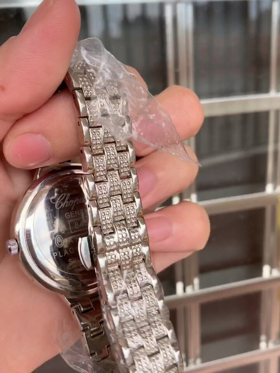 全新的钻石手表，实物很美。很闪