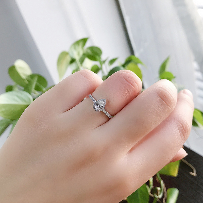 献和昌 主钻0.30克拉 颜色h 净度vs2 18k金水滴形 钻石戒指