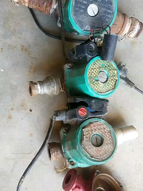 3套暖气拆下来的循环泵，配件出有用的朋友拿去