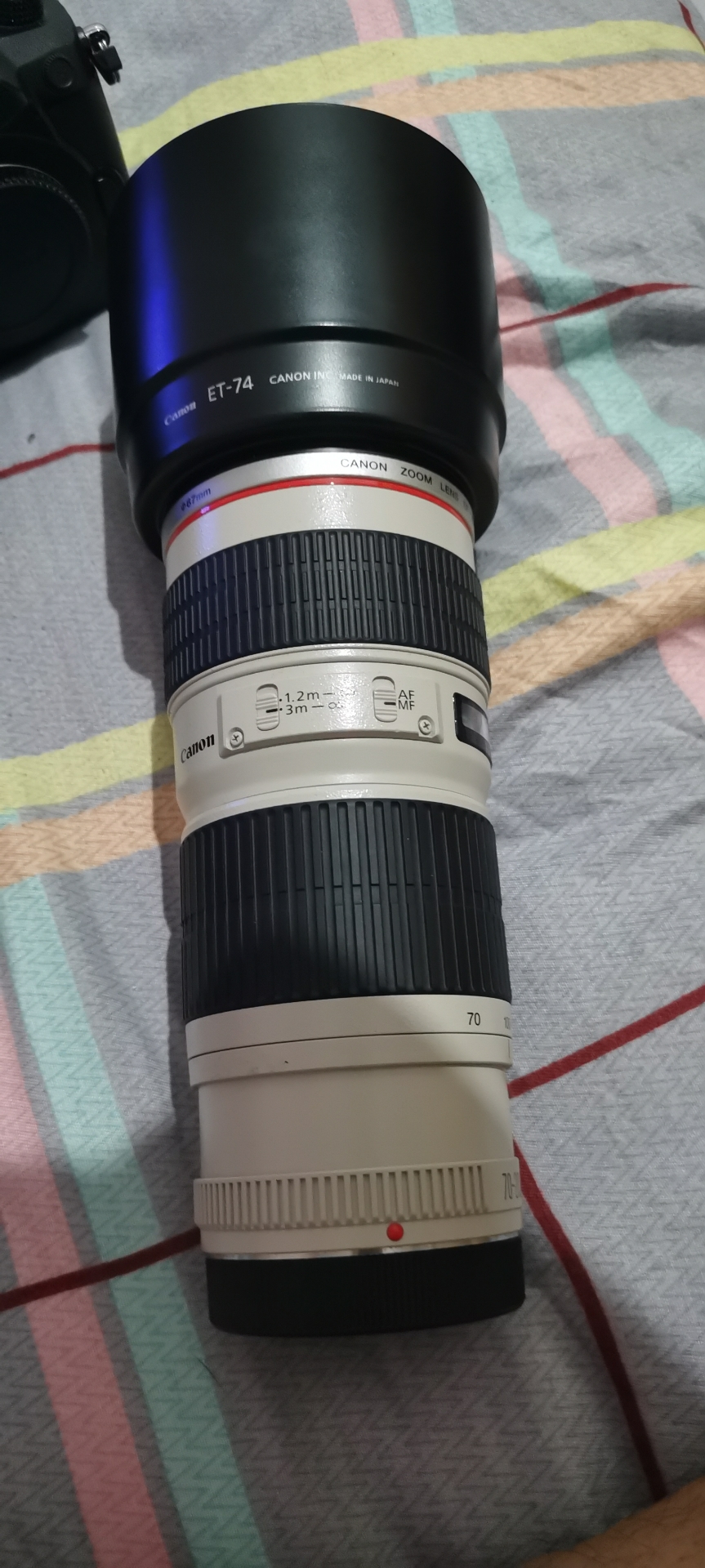 70-200 f4不带防抖，几乎全新，只有一处轻微掉漆，已在