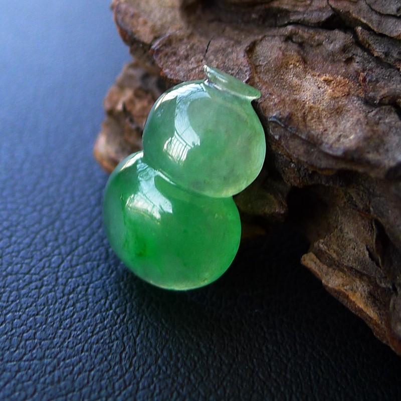 天然a货翡翠冰种绿色葫芦0.86g