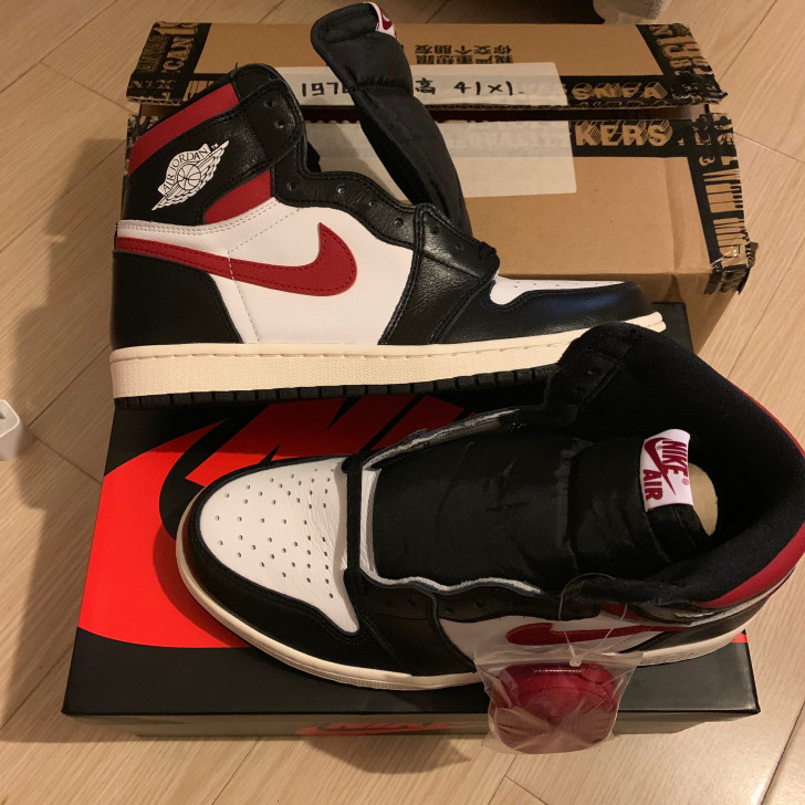 aj1红钩黑脚趾