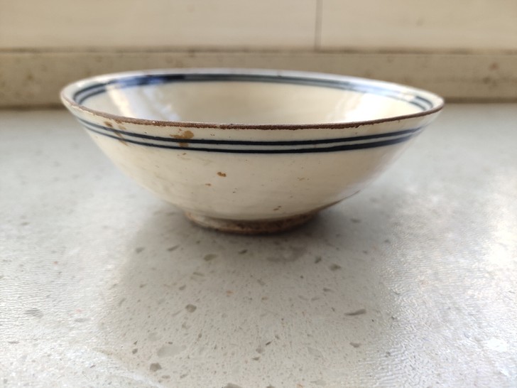 民国磁州窑白釉青花弦纹茶碗，品相如图，基本完整口沿有点剝秞。