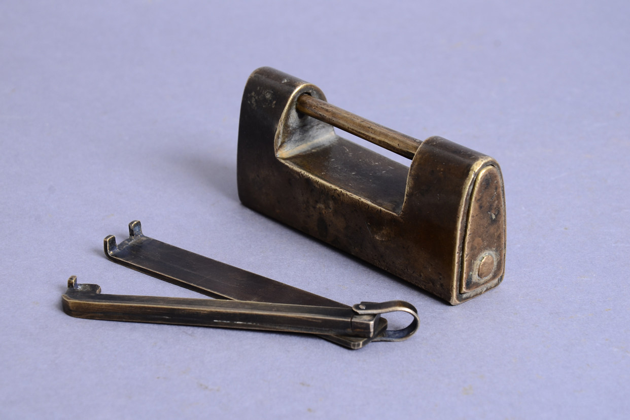 【包老包真能典当】清代 名人款四簧老铜锁 起拍