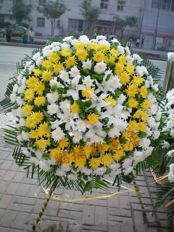 花圈黄色白色大菊花白百合鲜花祭奠追悼哀思追悼