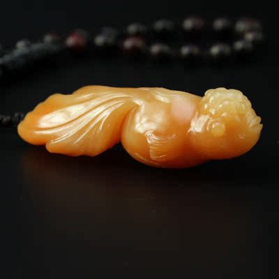 寿山石煨红石金鱼手把件,石质温润可人,十分精美,巧雕到位.