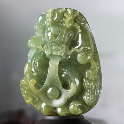 手把件/双色精雕龙吐水把玩件126.30g