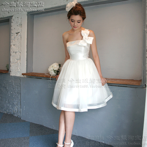 婚纱礼服2019 新款韩版绑带款单肩礼服年会主持伴娘新娘礼服晚装在类目 女装/女士精品, 婚纱/旗袍/礼服, 礼服/晚装中 - 来自Buy2taobao.com提供专业的淘宝代购服务